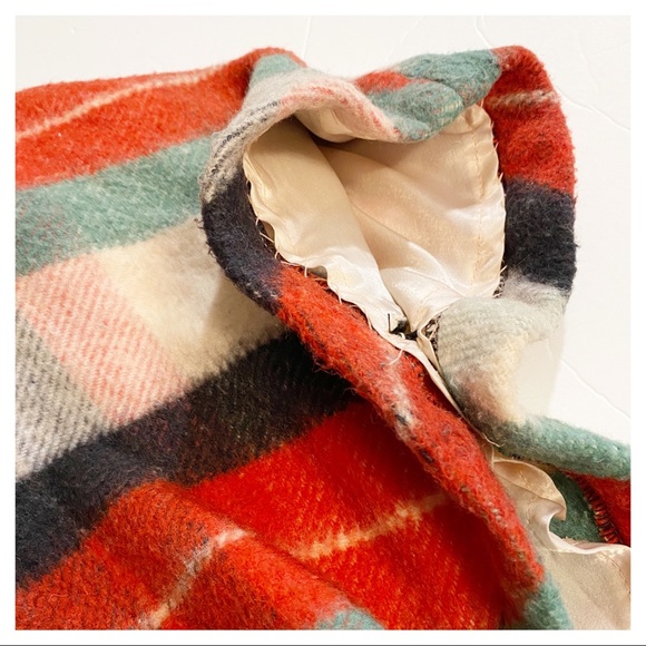 VINTAGE - INTO THE WOODS PLAID CAPE - Picture 10 of 12